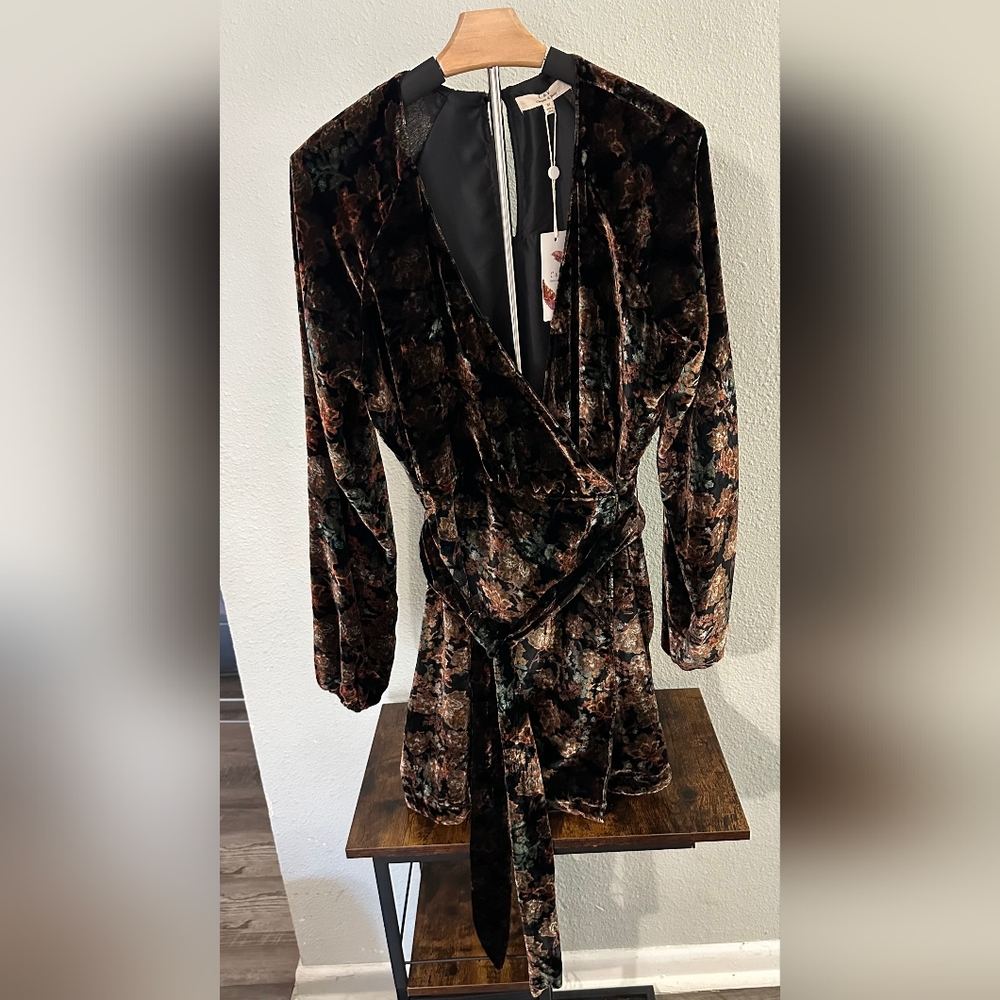 NWT CHELSEA AND violet renessaince wrap mini dress in soft crushed velvet.Size M